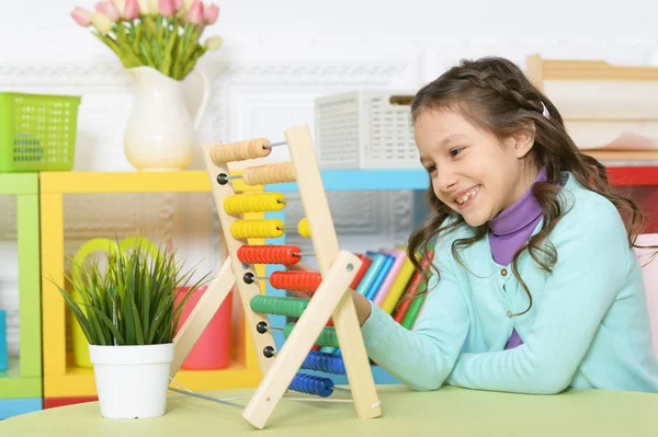 Meisje spelen met abacus — Stockfoto