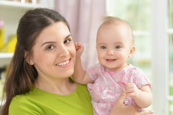 Jeune Femme Avec Bébé Fille Maison — Photo