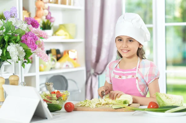 Schattig Klein Meisje Maken Van Het Diner Keukentafel Met Tablet — Stockfoto