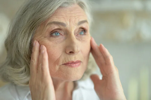 Schöne Traurige Seniorin Mit Kopfschmerzen — Stockfoto