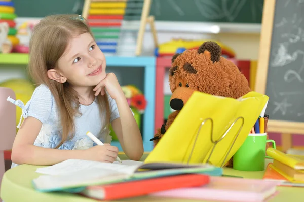 Carino Piccola Studentessa Che Studia Casa — Foto Stock