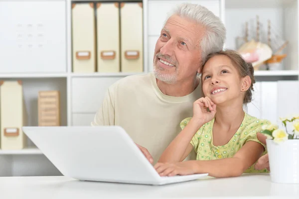 Nagyapa Unokája Együtt Használják Laptopot — Stock Fotó