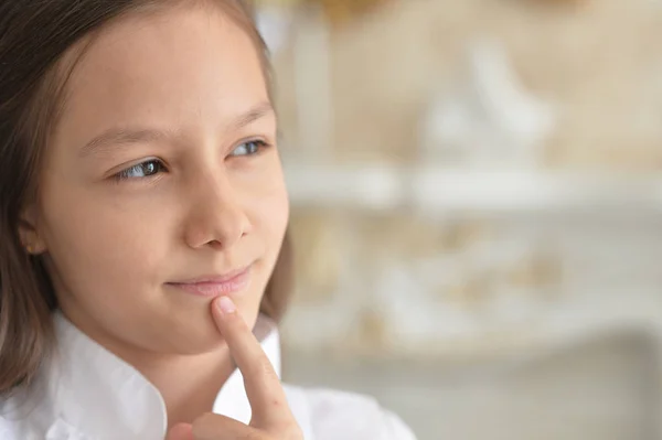 Emosional Gadis Kecil Dalam Blus Putih Berpose Rumah — Stok Foto