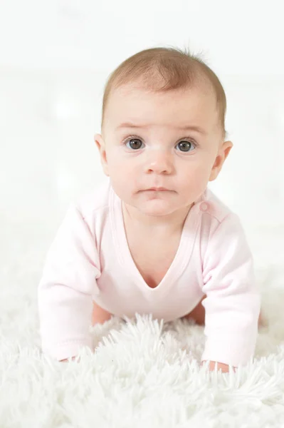 Niedliches Baby Mädchen Auf Hellem Hintergrund — Stockfoto