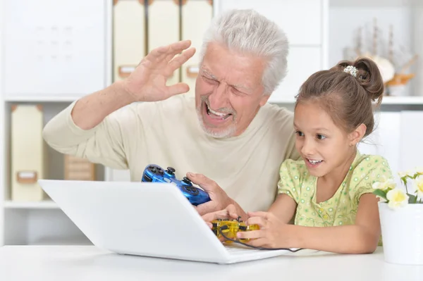 Emotionele Opa Kleindochter Spelen Van Computerspel Met Laptop — Stockfoto