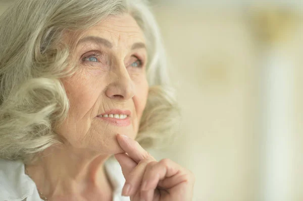 Porträt Einer Glücklichen Seniorin Die Hause Posiert — Stockfoto