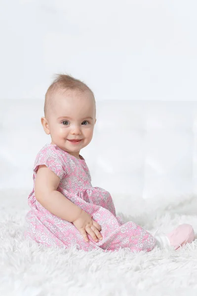 Niedliches Kleines Mädchen Auf Weißer Decke Nahsicht — Stockfoto