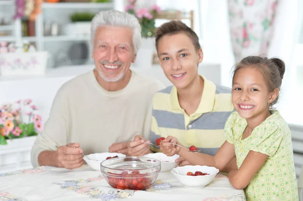 Farfar Och Barnbarn Äta Färska Jordgubbar Kök — Stockfoto