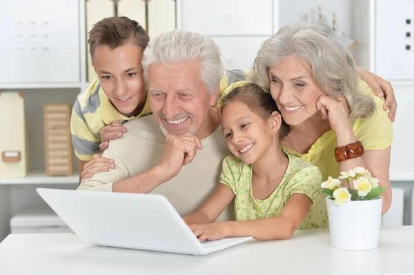 Großeltern Und Enkel Nutzen Laptop Gemeinsam Hause — Stockfoto