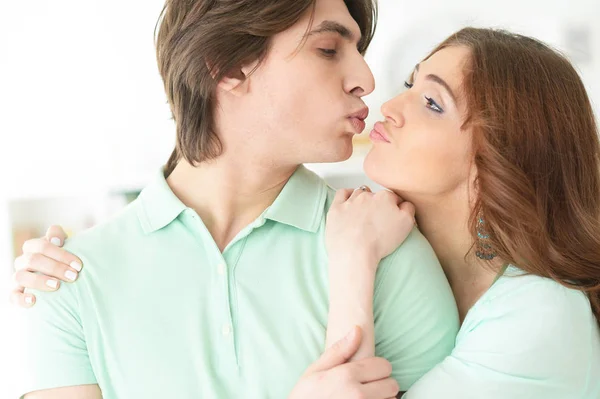 Pareja joven leyendo libro — Foto de Stock