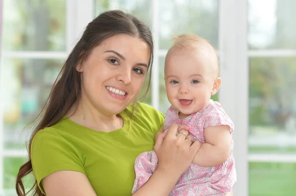 家に女の赤ちゃんを持つ若い女性 — ストック写真
