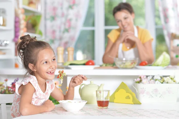 Söt flicka äter sallad — Stockfoto