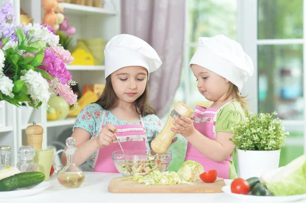 Duas Meninas Adoráveis Aventais Preparando Deliciosa Salada Com Repolho Mesa — Fotografia de Stock