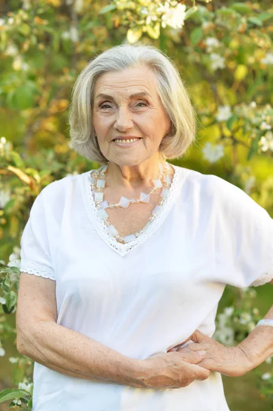 Portrét Krásné Starší Ženy Letním Parku — Stock fotografie