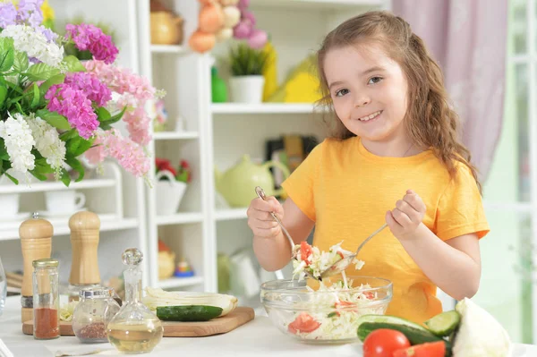 Lustiges Kleines Mädchen Kocht Hause Der Küche — Stockfoto