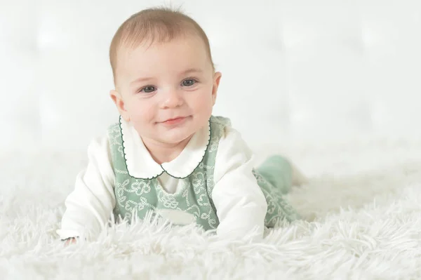 Niedliches Kleines Mädchen Auf Weißer Decke Nahsicht — Stockfoto