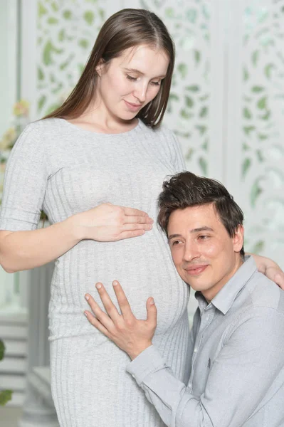 Ευτυχισμένος Έγκυος Γυναίκα Άντρα Που Ποζάρει Στο Σπίτι — Φωτογραφία Αρχείου