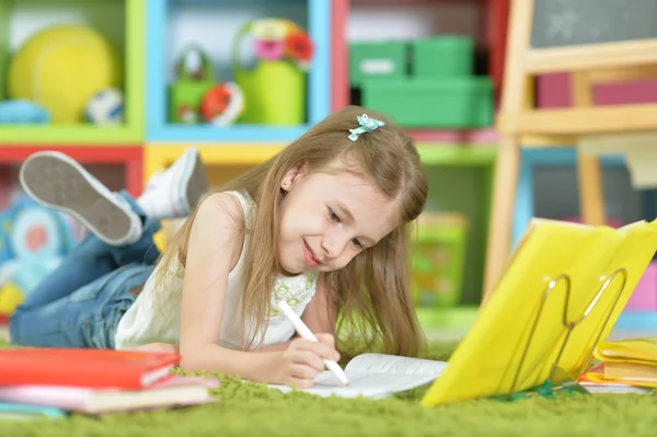 Schattig Schoolmeisje Huiswerk Thuis — Stockfoto