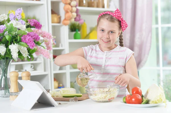 Söt Flicka Förbereder Läcker Färsk Sallad Köket — Stockfoto