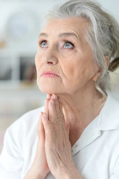 Nahaufnahme Porträt Einer Betenden Müden Seniorin — Stockfoto