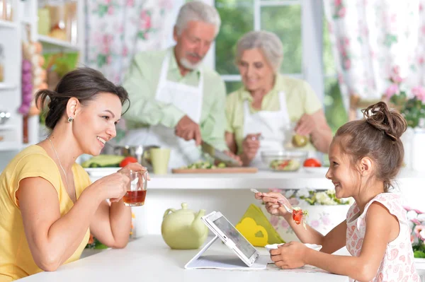 Mor och dotter med frukost — Stockfoto