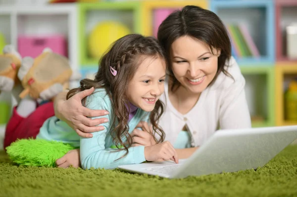 Mãe Filha Usando Laptop Juntos Enquanto Deitado Chão Casa — Fotografia de Stock