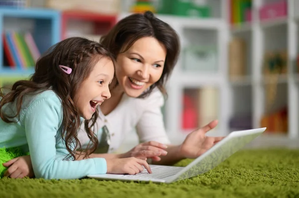 Madre Figlia Utilizzando Computer Portatile Insieme Mentre Trovano Sul Pavimento — Foto Stock