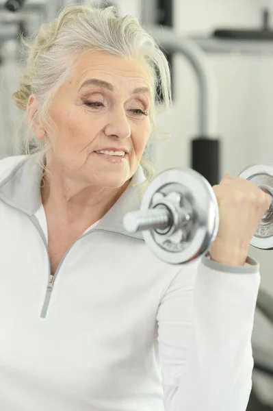 Sportif Üst Düzey Kadın Dumbbell Içinde Jimnastik Salonu Ile Eğitim — Stok fotoğraf