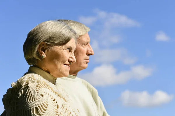Bejaarde Echtpaar Ontspannen Een Zonnige Dag Samen — Stockfoto