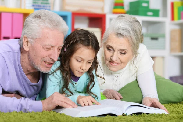 Abuelos Leyendo Libro Con Nieta Pequeña — Foto de Stock