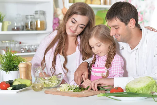 Sevimli küçük kızını salata hazırlık — Stok fotoğraf