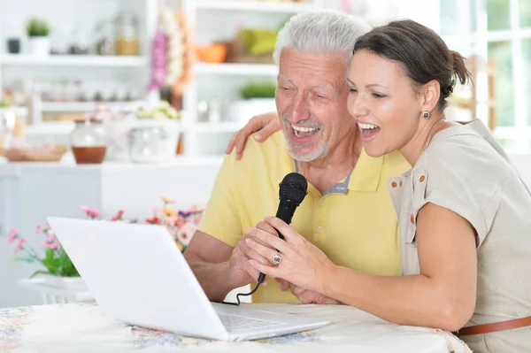 Uomo Anziano Con Giovane Donna Che Canta Karaoke Con Computer — Foto Stock