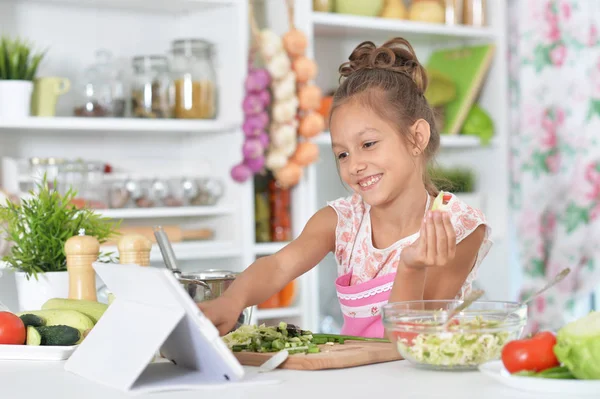 Liten Flicka Rosa Förklädet Läsa Recept Tablett Medan Matlagning Kitchen — Stockfoto