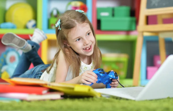 Schattig Meisje Spelen Van Computerspel Met Laptop Liggend Het Groene — Stockfoto