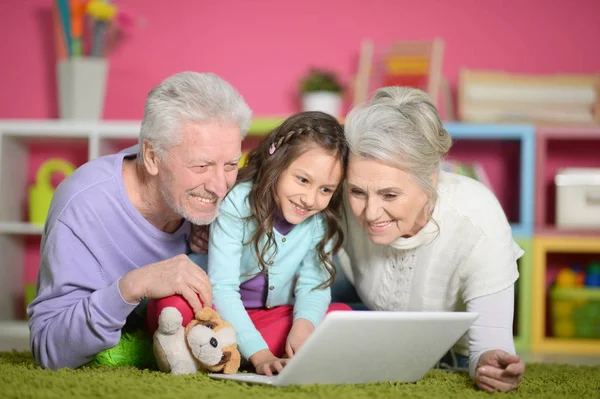 Grand Parents Avec Petite Fille Utilisant Ordinateur Portable Maison — Photo