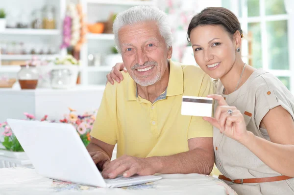 Starší Muž Mladou Ženou Laptop Držení Platební Karty Online Nakupování — Stock fotografie