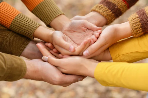 Familie handen samen — Stockfoto