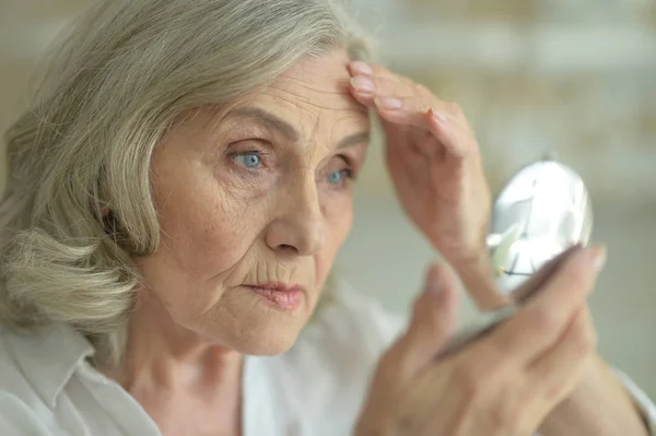 Porträt Einer Schönen Seniorin Beim Anblick Eines Kleinen Spiegels — Stockfoto