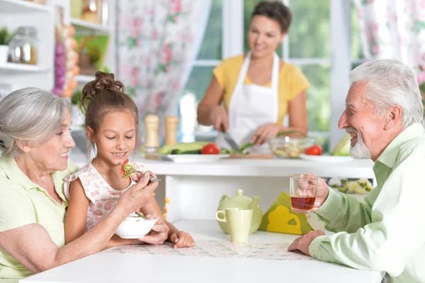 Senior paar het drinken van thee op keuken — Stockfoto