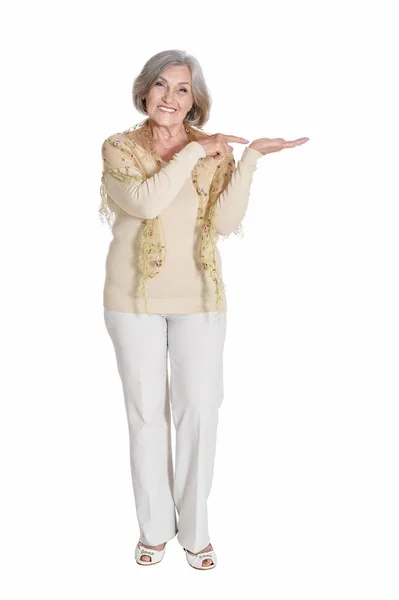 Portret Senior Kobieta Pokazując Coś Białym Tle — Zdjęcie stockowe
