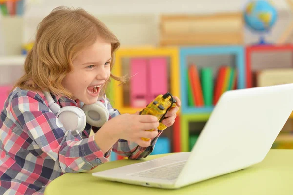 Menina usando laptop moderno — Fotografia de Stock