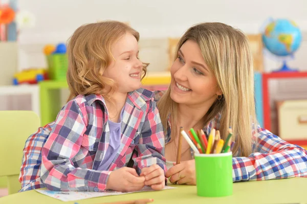 Mamma med dotter gör läxor — Stockfoto