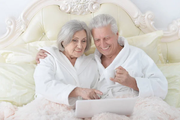 Seniorenpaar im Bett mit Tee — Stockfoto