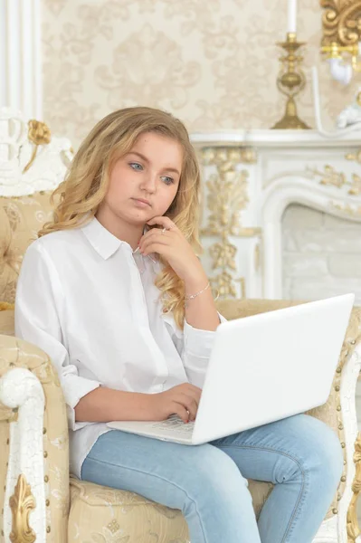 Doordachte Tiener Meisje Zit Vintage Fauteuil Met Laptop Haar Knieen — Stockfoto
