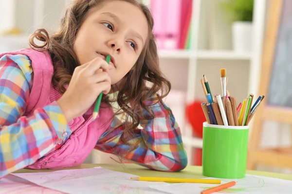 Nettes Mädchen Sitzt Tisch Und Zeichnet Hause — Stockfoto