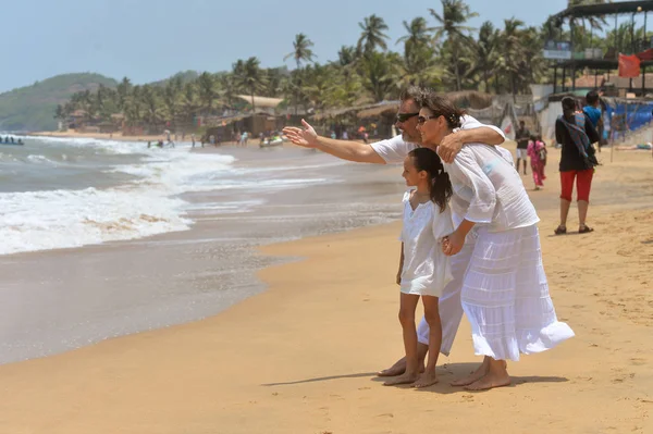 Familia feliz abrazo —  Fotos de Stock