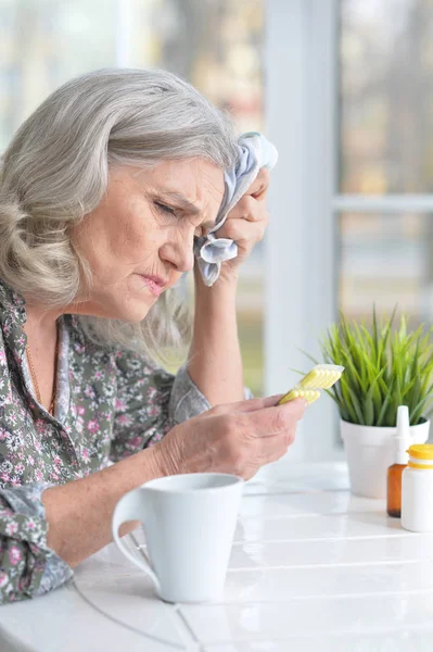 Zieke Senior Vrouw Thuis Met Het Innemen Van Medicijnen — Stockfoto