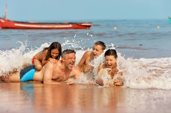 Família feliz banhos de sol — Fotografia de Stock