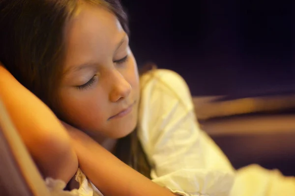 Close Van Portret Van Schattig Klein Meisje Slapen — Stockfoto