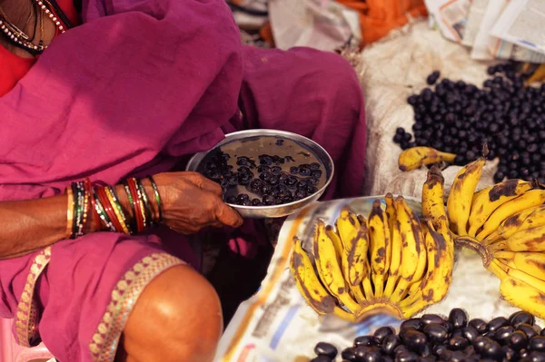 Indisk Kvinna Som Säljer Färsk Frukt Gatan Marknaden — Stockfoto